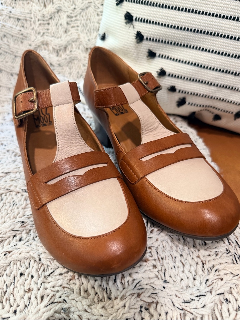 prompts:
🤎 Miz Mooz "Fancie" T-Strap
Mary Janes low block heels -size 40 🤎